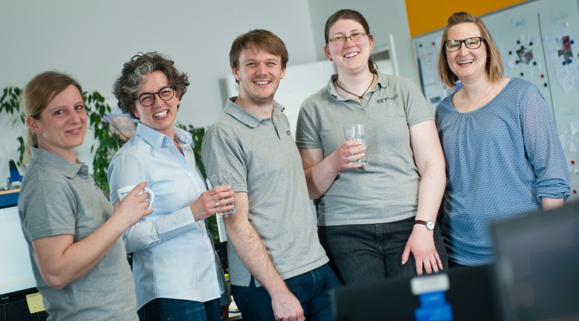 Fünf Mitarbeiter als Teaser zur Stellenausschreibung Regulatory Affairs Manager all genders