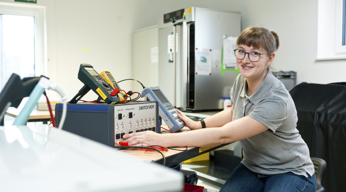 Mitarbeiterin bei Geräteprüfung als Teaser zur Stellernausschreibung Risikomanager all genders